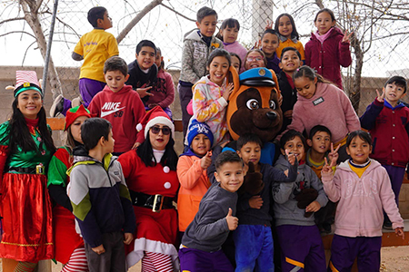 La Agencia Estatal de Investigación celebró una posada navideña con 346 niños de la primaria Miguel Ángel Arvizu, llevando alegría y regalos a la colonia Toribio Ortega.