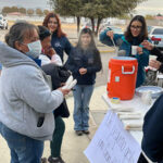 Estudiantes de Las Américas y del Tecnológico de Nuevo Casas Grandes regalaron burritos y champurrado a familiares de pacientes en el Hospital Integral, demostrando solidaridad y empatía con quienes atraviesan momentos difíciles.