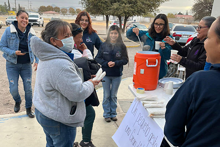 Estudiantes de Las Américas y del Tecnológico de Nuevo Casas Grandes regalaron burritos y champurrado a familiares de pacientes en el Hospital Integral, demostrando solidaridad y empatía con quienes atraviesan momentos difíciles.