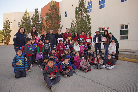 "Una Navidad con sonrisas", evento de la UACJ en NCG, ofreció a niños del Jardín Albert Einstein un recorrido educativo y regalos en esta temporada festiva.