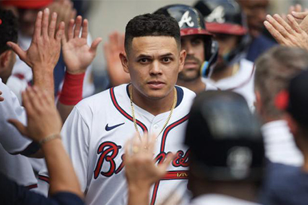 Gio Urshela se une a los Atléticos de Oakland para la temporada 2024, reforzando la ofensiva y defensa del equipo con su experiencia en Grandes Ligas.