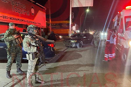 Accidente en Nuevo Casas Grandes: un vehículo militar del 35 Batallón colisionó con un auto negro. Una joven fue atendida en el lugar sin necesidad de traslado.