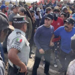 Un tráiler volcó en el kilómetro 152 de la carretera Janos-Agua Prieta. Ciudadanos saquearon la mercancía y agredieron a las autoridades presentes. Guardia Nacional y ejército mexicano resguardaron el lugar, iniciando una investigación por los actos de rapiña y agresiones.