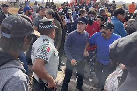 Un tráiler volcó en el kilómetro 152 de la carretera Janos-Agua Prieta. Ciudadanos saquearon la mercancía y agredieron a las autoridades presentes. Guardia Nacional y ejército mexicano resguardaron el lugar, iniciando una investigación por los actos de rapiña y agresiones.