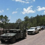 En Ciudad Madera, fuerzas de seguridad capturaron a dos civiles armados durante un operativo en El Picacho. Las detenciones ocurrieron tras un enfrentamiento en una zona rural estratégica.