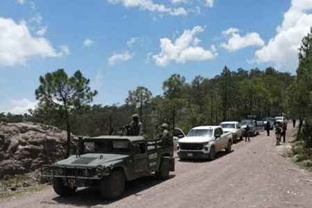 En Ciudad Madera, fuerzas de seguridad capturaron a dos civiles armados durante un operativo en El Picacho. Las detenciones ocurrieron tras un enfrentamiento en una zona rural estratégica.