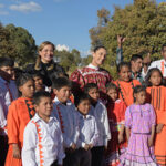 Claudia Sheinbaum y Maru Campos firman decretos para restituir tierras a comunidades rarámuri como parte del Plan de Justicia para los Pueblos Originarios.