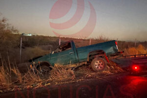 Un conductor en estado de ebriedad salió de la carretera rumbo a San José, Casas Grandes. El accidente dejó solo daños materiales y la intervención de tránsito municipal.