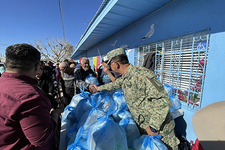 En Nuevo Casas Grandes, mormones, católicos y cristianos entregan cenas navideñas con el apoyo del Coronel Julián Otero Radilla. Una muestra de unión y solidaridad en esta Navidad.