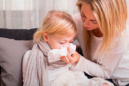 Aprende cómo proteger a tus hijos de los resfriados en invierno. Consejos para abrigarlos, reforzar su sistema inmune y prevenir cambios bruscos de temperatura.