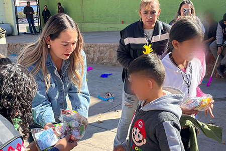 El DIF de Casas Grandes celebró una posada navideña para los beneficiarios del comedor comunitario. Con apoyo del Gobierno Estatal, se repartieron dulces y alimentos.