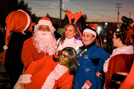 Nuevo Casas Grandes celebra la Navidad con un desfile lleno de color y tradición. El evento incluyó un recorrido, kermés y el encendido del árbol navideño.