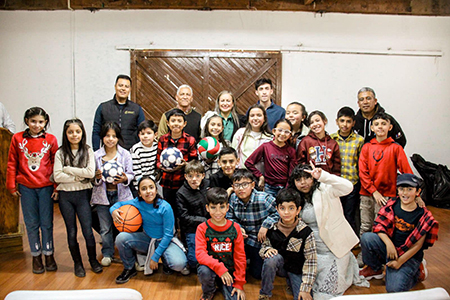 Edith Escárcega entregó kits deportivos a 12 escuelas de Nuevo Casas Grandes. Con balones de fútbol, básquetbol y voleibol, el material busca promover el deporte y fortalecer la formación integral de los estudiantes. Este apoyo refuerza el compromiso con la educación y el deporte en el municipio.