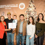 Edith Escárcega premia a los ganadores del concurso de carros alegóricos, destacando creatividad y espíritu navideño en Nuevo Casas Grandes.