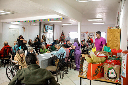 Edith Escárcega y regidores entregaron obsequios y equipamiento al Asilo Amigo Omar, reafirmando el compromiso del gobierno municipal con los adultos mayores. Se donaron utensilios de cocina, una sala y más.