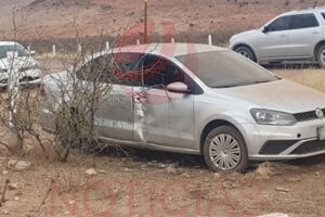 Denuncian a la SSPE por provocar la salida de carretera de una maestra en el tramo NCG-Galeana. Conductores locales auxiliaron a la afectada.