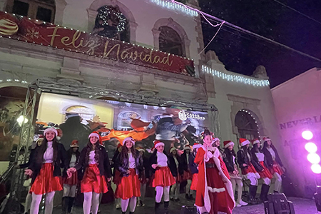 Casas Grandes celebró el encendido de luces navideñas y un festival lleno de alegría. Cientos de familias disfrutaron del evento organizado por el presidente Roberto Lucero.