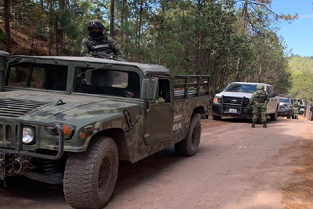 Autoridades localizaron los cuerpos de dos hombres sin vida con impactos de bala en una brecha de Largo Maderal, Madera. Uno de ellos estaba maniatado. En el lugar se hallaron casquillos de arma calibre 7.62x39 mm. La Fiscalía investiga este trágico hecho.