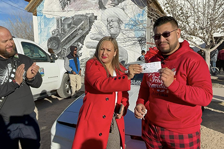 Con fondos de la rifa de un auto donado, Santa Bombero entregó juguetes y cenas en NCG. El ganador del vehículo, Adrián Coronado, recibió su premio de manos de la presidenta Edith Escárcega.