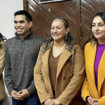 Nuevo Casas Grandes inició la entrega de dulces navideños para posadas escolares. La presidenta Edith Escárcega, acompañada de Saira Bejarano y Mauricio Prieto, encabezó la ceremonia en la Casa de la Cultura, beneficiando a las primeras 11 instituciones educativas.