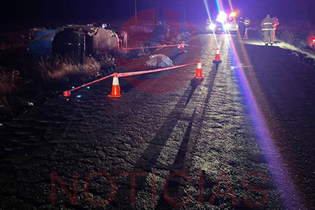 Fallece conductor de un tractocamión que transportaba diésel en el tramo Janos-Agua Prieta. La volcadura dejó un derrame de combustible que movilizó a cuerpos de emergencia y autoridades locales.