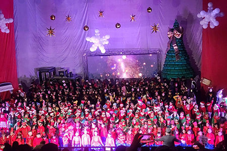 Festival navideño de la primaria Plan Chihuahua: alumnos y maestros presentan "El Expreso Polar" con escenografía mágica y coreografías emotivas.