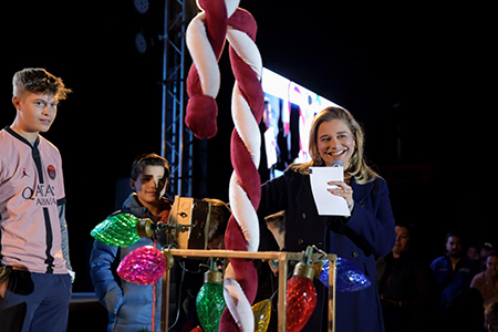 Maru Campos encendió el Árbol de Navidad en Chihuahua, inaugurando atracciones como la pista de hielo, el tobogán y un espectáculo de drones. ¡Consulta horarios!