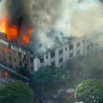 Un incendio devastador consumió un edificio abandonado en el centro de Los Ángeles. Bomberos trabajan para controlar las llamas mientras investigan posibles causas.