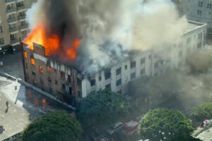 Un incendio devastador consumió un edificio abandonado en el centro de Los Ángeles. Bomberos trabajan para controlar las llamas mientras investigan posibles causas.