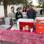 Jóvenes de Nuevo Casas Grandes entregaron alimentos gratuitos a familias de pacientes en el Hospital Integral e IMSS, demostrando empatía y solidaridad. Este acto altruista alivió la carga de quienes atraviesan momentos difíciles en las instituciones de salud.