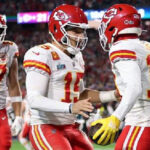 Kansas City vence a Los Ángeles 19-17 con un gol de campo en el último segundo. Patrick Mahomes lideró la ofensiva para asegurar el título divisional.