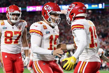 Kansas City vence a Los Ángeles 19-17 con un gol de campo en el último segundo. Patrick Mahomes lideró la ofensiva para asegurar el título divisional.