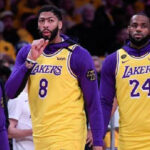 Los Ángeles Lakers vencieron 103-99 a los Kings de Sacramento, completando una barrida en su serie. LeBron James brilló con 32 puntos, mientras Anthony Davis hizo historia con su bloqueo número 642 en la franquicia.