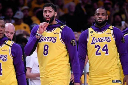 Los Ángeles Lakers vencieron 103-99 a los Kings de Sacramento, completando una barrida en su serie. LeBron James brilló con 32 puntos, mientras Anthony Davis hizo historia con su bloqueo número 642 en la franquicia.