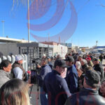 Manifestantes liderados por Julián LeBarón permiten el libre paso en la aduana de Puerto Palomas, exigiendo carreteras dignas y seguras para la región.