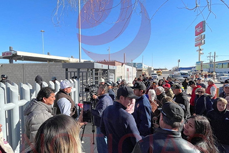 Manifestantes liderados por Julián LeBarón permiten el libre paso en la aduana de Puerto Palomas, exigiendo carreteras dignas y seguras para la región.