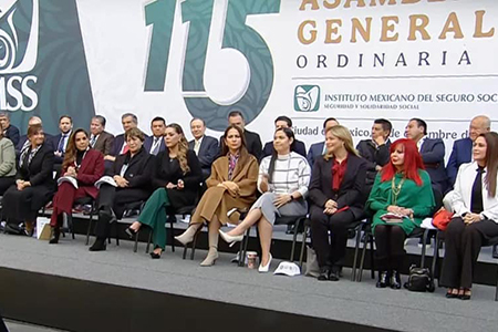 La gobernadora Maru Campos asistió a la 115 Asamblea General del IMSS en Palacio Nacional, reconociendo la labor de los trabajadores del sector salud. En el evento, liderado por Claudia Sheinbaum, participaron 21 gobernadores y representantes empresariales para analizar retos y avances.