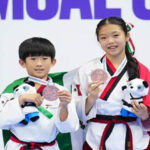 México cierra con éxito el Mundial de Taekwondo Poomsae 2024 en Hong Kong con 2 platas y 7 bronces. Alan Kim y Sofía Lee logran bronce en pareja cadete.