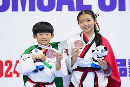 México cierra con éxito el Mundial de Taekwondo Poomsae 2024 en Hong Kong con 2 platas y 7 bronces. Alan Kim y Sofía Lee logran bronce en pareja cadete.