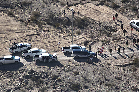 Migrante asesina a un agente de migración en Juárez; dos detenidos en un operativo especial. Autoridades aseguran que no se tolerarán estos actos.