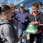 Comunidades religiosas de Nuevo Casas Grandes se unieron para entregar cenas navideñas y calzado a familias de escasos recursos, en un evento lleno de solidaridad que contó con apoyo del Ejército Mexicano.