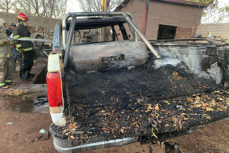 Bomberos de San Buenaventura sofocaron un incendio en una pickup ocasionado por brasas en la basura. Afortunadamente, no hubo heridos.