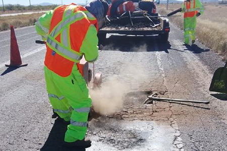 La SICT avanza con el programa “Bachetón” en la carretera Nuevo Casas Grandes-Janos. Reparaciones asfálticas en tramos clave beneficiarán a los usuarios.