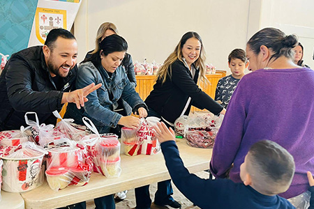 El Presidente Municipal de Casas Grandes, Roberto Lucero, entregó 150 cenas navideñas a familias de escasos recursos junto con despensas y refrescos, llevando esperanza y unión en esta Navidad.