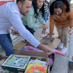 El alcalde de Casas Grandes, Roberto Lucero, entrega rampas y baños rehabilitados en la primaria Benito Juárez y regala juguetes a los niños.