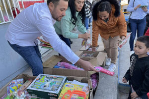 El alcalde de Casas Grandes, Roberto Lucero, entrega rampas y baños rehabilitados en la primaria Benito Juárez y regala juguetes a los niños.