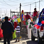 La SSPE organizó una caravana navideña en Nuevo Casas Grandes que llevó regalos al albergue Brazos Abiertos y a una comunidad rarámuri. Este evento fomentó la unión y alegría en las comunidades, reafirmando el compromiso de construir un Chihuahua más seguro y solidario.