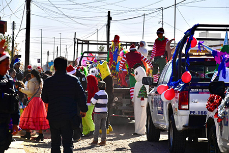 La SSPE organizó una caravana navideña en Nuevo Casas Grandes que llevó regalos al albergue Brazos Abiertos y a una comunidad rarámuri. Este evento fomentó la unión y alegría en las comunidades, reafirmando el compromiso de construir un Chihuahua más seguro y solidario.