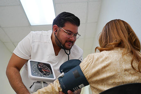 Secretaría de Salud de Chihuahua recomienda moderar el consumo de alimentos y alcohol en Navidad para evitar problemas como colitis, pancreatitis o síndromes coronarios. Sigue estos consejos para cuidar tu salud.