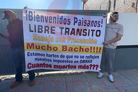 Ciudadanos hartos del mal estado de carreteras en Chihuahua y el trato injusto a paisanos tomaron la aduana de Puerto Palomas en protesta pacífica.